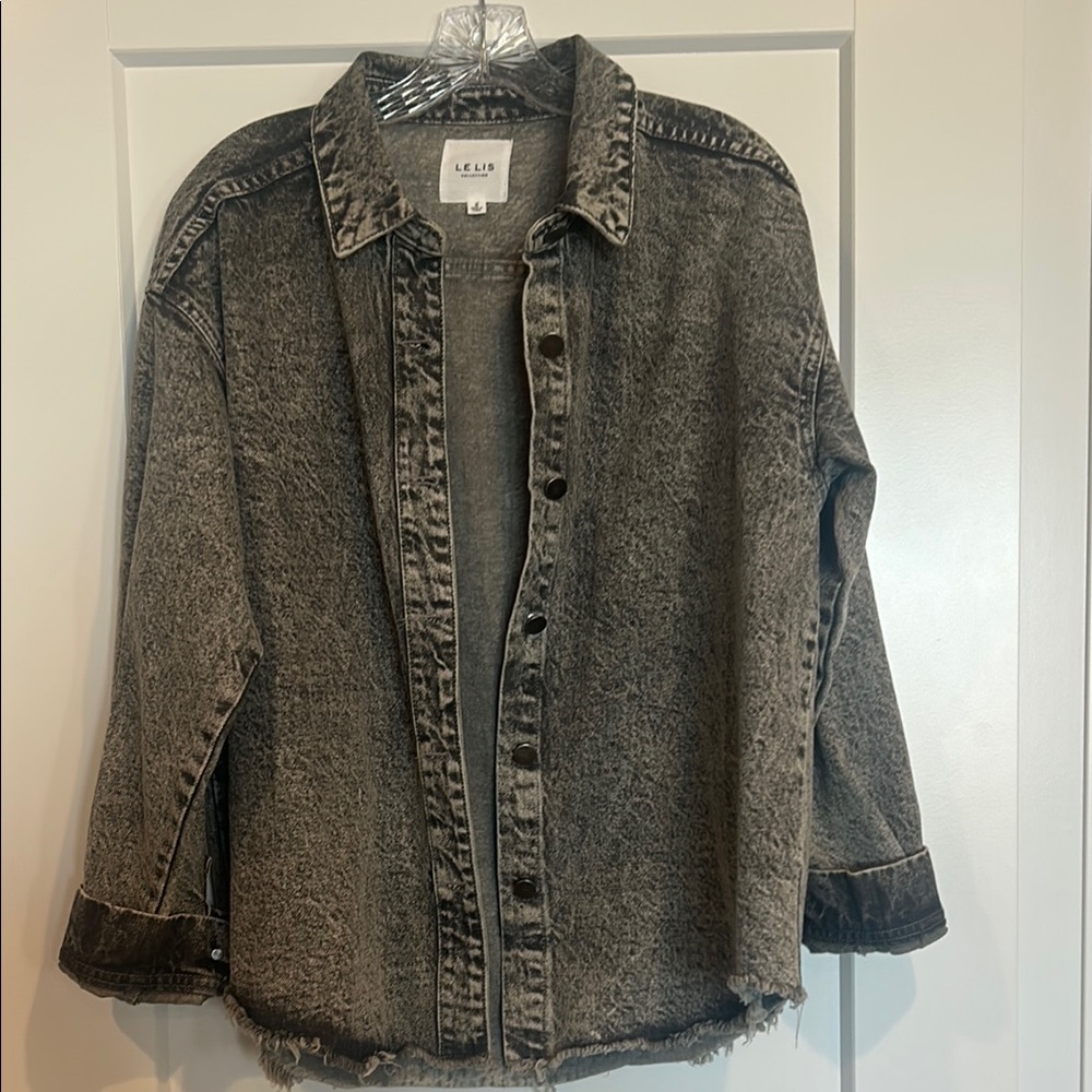 LE LIS Women's distressed oversized Black Denim Jacket. Size Small.